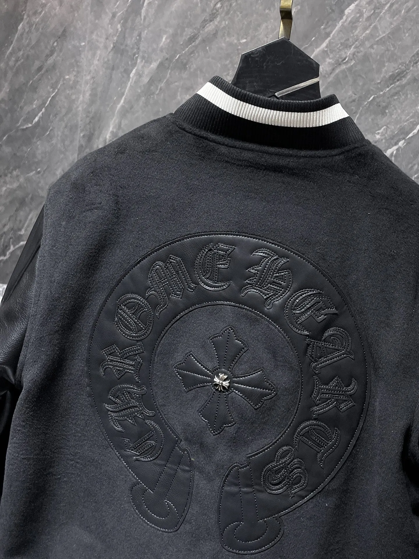 P436 new highest version! Chrome Hearts 🍁Winter clothing is here🍁 Sanskrit cross woolen leather sleeves spliced ​​with baseball embroidery cotton clothes, heavy embroidery ➕ special craftsmanship for double sleeve splicing, counter synchronization, heavy industry! ! Customized version of thickened woolen fabric, silk lining, customized version of hardware, not the ordinary version on the market! ! 🌈Recommended colors: black red 🌈Code numbers: S, M, L, XL